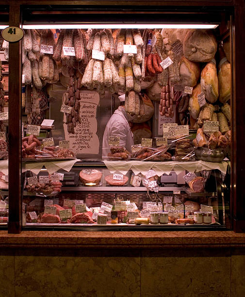 carne di mercato - butchers shop meat market pork foto e immagini stock
