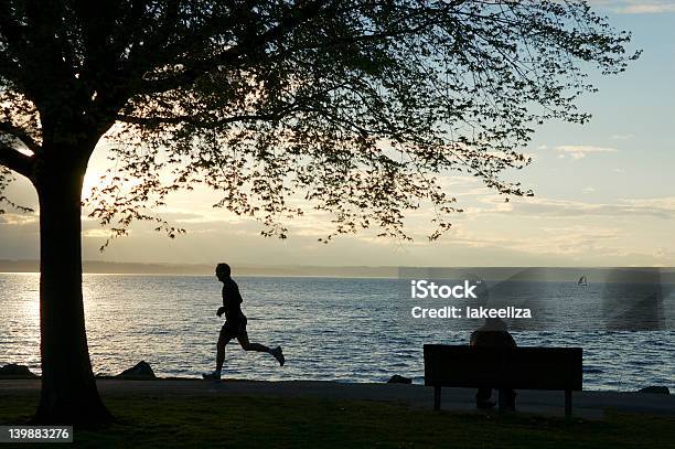 Photo libre de droit de Coureur De La Plage De Golden Gardens banque d'images et plus d'images libres de droit de Seattle - Seattle, Courir, Or - Couleur