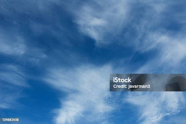 Głębokie Błękitne Niebo - zdjęcia stockowe i więcej obrazów Bez ludzi - Bez ludzi, Biały, Burza z piorunami