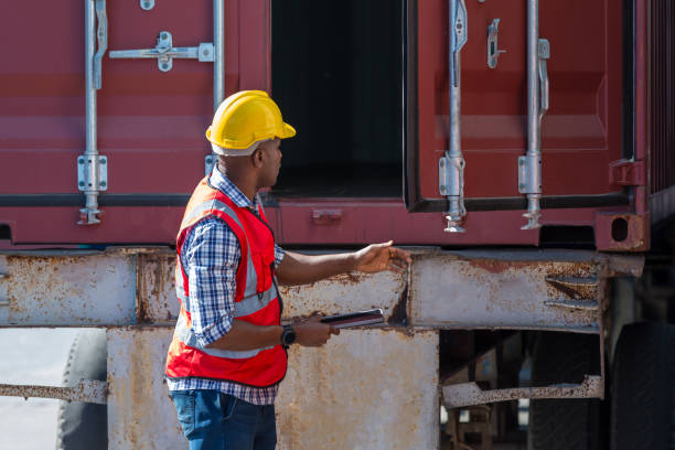 il caposquadra o l'operaio lavorano presso il sito di carico del container controllano le merci nel container. caposquadra o operaio che controlla i container. logistica e spedizioni. - 16243 foto e immagini stock