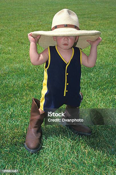 Little Boy With A Big Sombrero Fundas Foto de stock y más banco de imágenes de Niños - Niños, Padre, Actividad