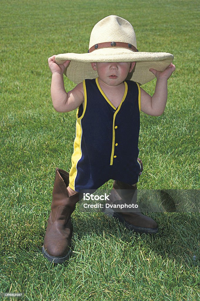 Menino com chapéu de botas & grande - Foto de stock de Meninos royalty-free