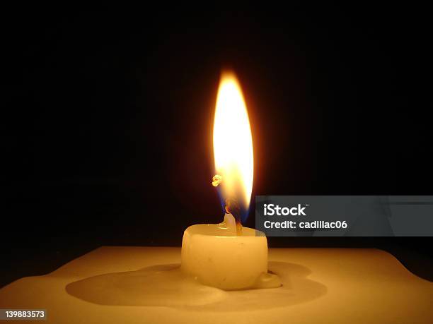 Candela Su Partchement - Fotografie stock e altre immagini di Amore - Amore, Attrezzatura per illuminazione, Bruciare