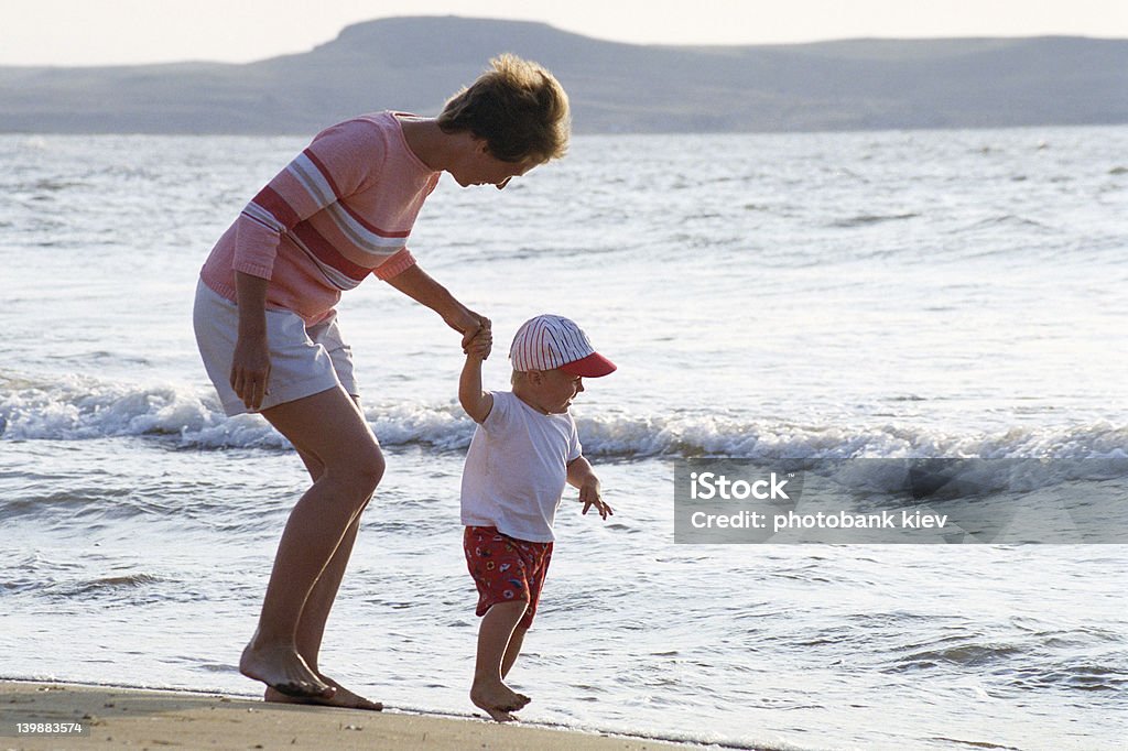 Mère et Enfant sur la plage - Photo de Adulte libre de droits