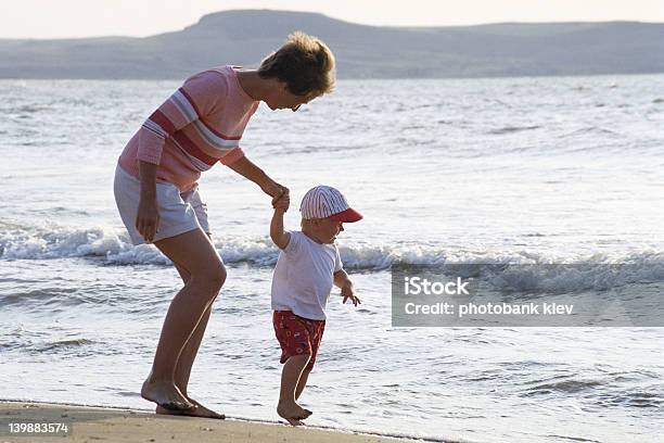 Foto de Mãe E Filho Na Praia e mais fotos de stock de Adulto - Adulto, Amor, Andar