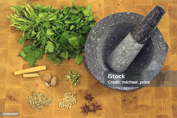 Pestle Mortar Con Spezie Alto Verso Il Basso - Fotografie stock e altre immagini di Cereale - Cereale, Mortaio con pestello, Anice