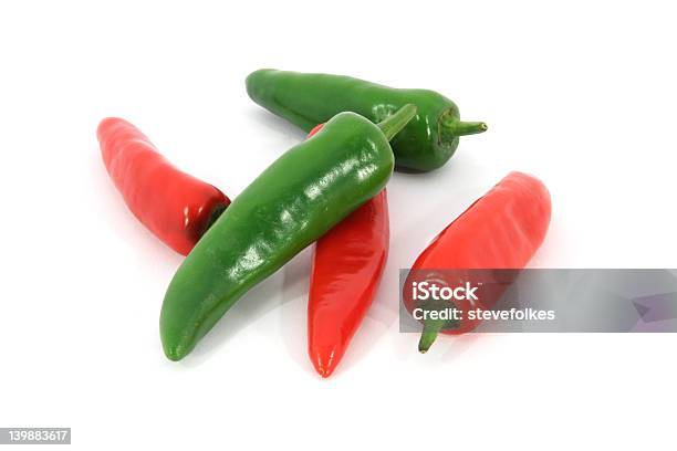 Jalapeño Pimientos 1 Medio Combinado Foto de stock y más banco de imágenes de Alimento - Alimento, Asistencia sanitaria y medicina, Blanco - Color