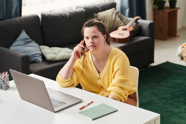 frau mit behinderung, die telefoniert - accessability stock-fotos und bilder