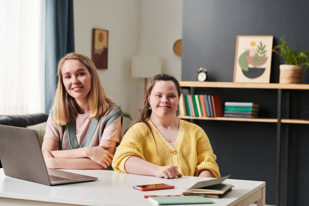 moderne lehrerin und ihr schüler - accessability stock-fotos und bilder