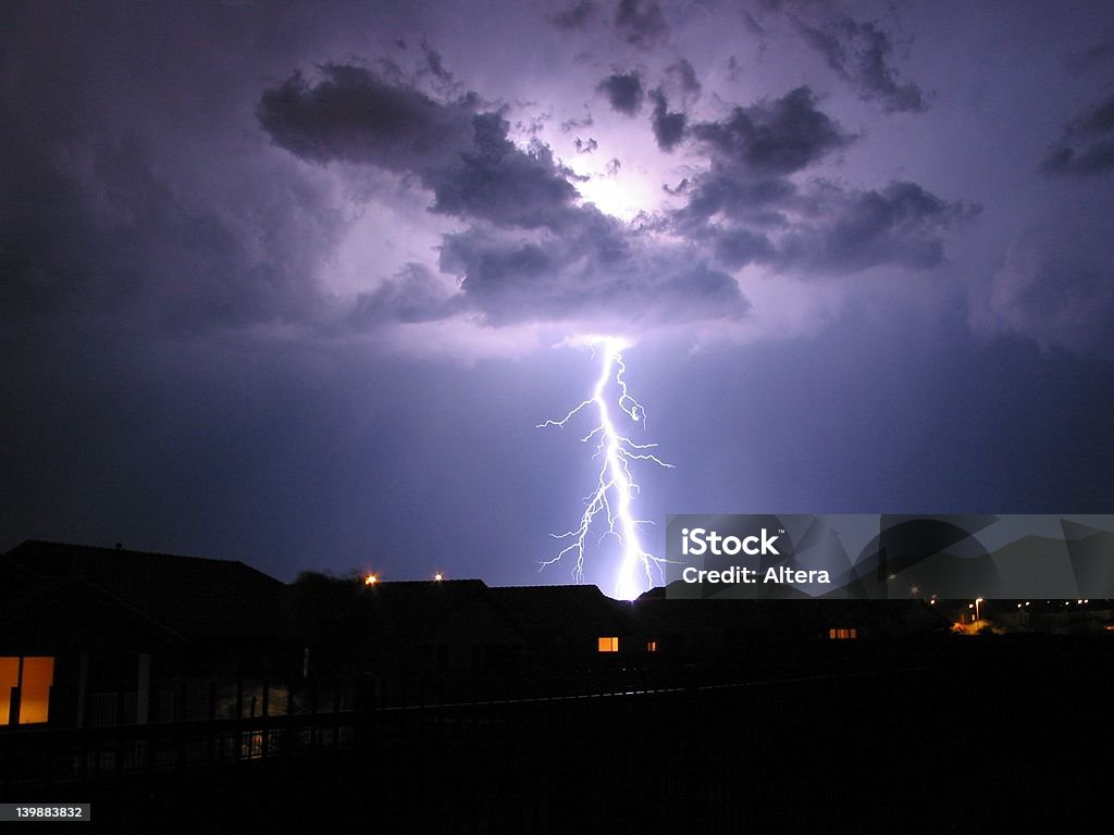 Lightning strike en suburbia - Foto de stock de Casa libre de derechos