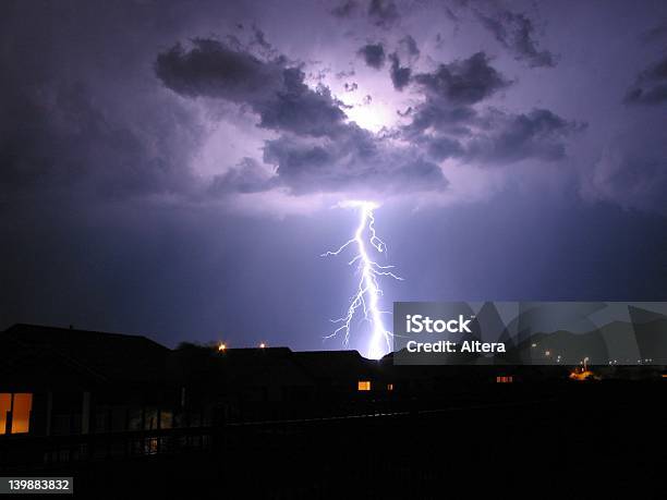 Lightning Strike En Suburbia Foto de stock y más banco de imágenes de Casa - Casa, Relámpagos, Electricidad