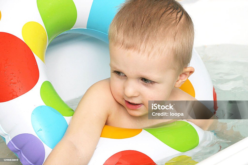 Ragazzo in bagno - Foto stock royalty-free di Acqua