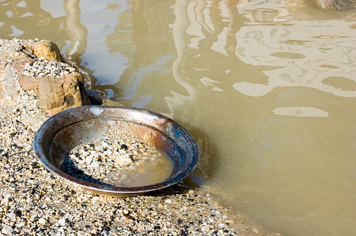A prospector's pan left by the river. This is the pan that is used to search for alluvial gold in the stones of the river.