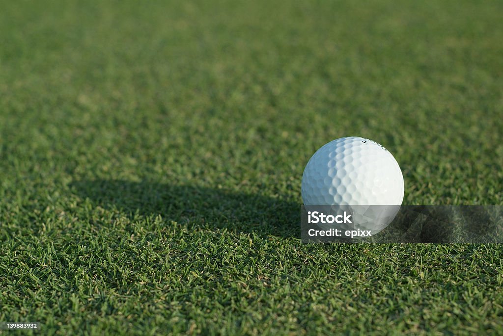 Мяч для гольфа на зеленой - Стоковые фото Белый роялти-фри