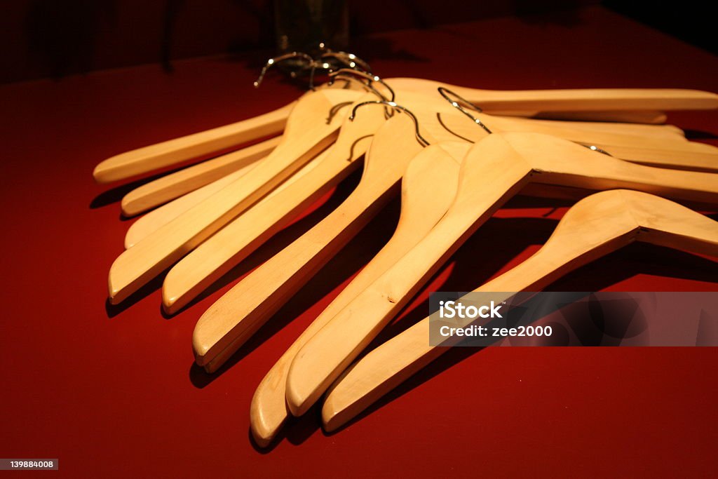 coathangers in legno - Foto stock royalty-free di Casacca