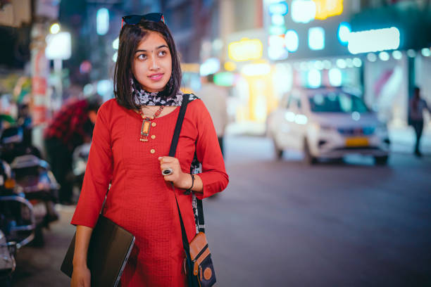 young businesswoman carries a laptop on the go. - kurta imagens e fotografias de stock