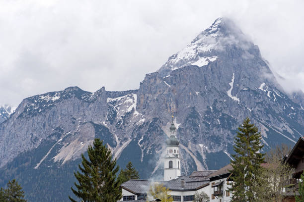montanha sonnenspitze em lermoos, áustria - sonnenspitze - fotografias e filmes do acervo