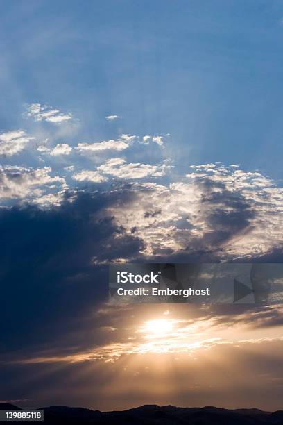 Sun Strahlen Stockfoto und mehr Bilder von Bedeckter Himmel - Bedeckter Himmel, Beleuchtet, Bildhintergrund