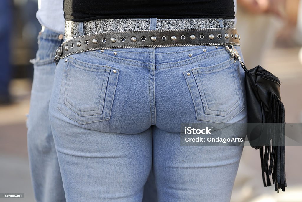 Frau in engen Jeans - Lizenzfrei Gürtel Stock-Foto