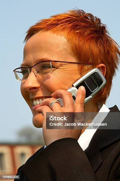 Mujer De Negocios Haciendo Una Llamada Telefónica Foto de stock y más banco de imágenes de 20 a 29 años - 20 a 29 años, 20-24 años, Administrador