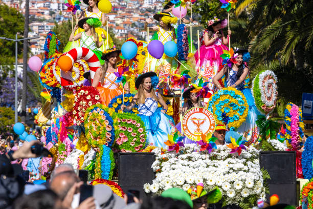 funchal, madère - 8 mai 2022: le célèbre festival des fleurs (festa da flor) à madère. le défilé de fleurs à funchal. - flower parade photos et images de collection