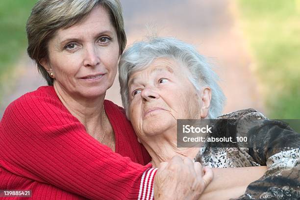 Mutter Ihre Tochter Umarmen Greis Stockfoto und mehr Bilder von 45-49 Jahre - 45-49 Jahre, 50-54 Jahre, Aktiver Senior