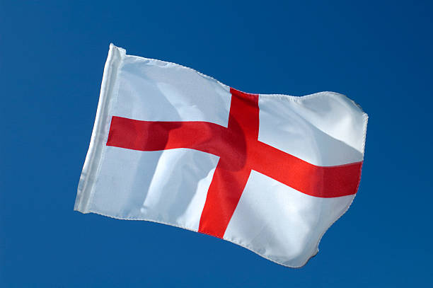 flaga anglii - english flag st george flag flying zdjęcia i obrazy z banku zdjęć