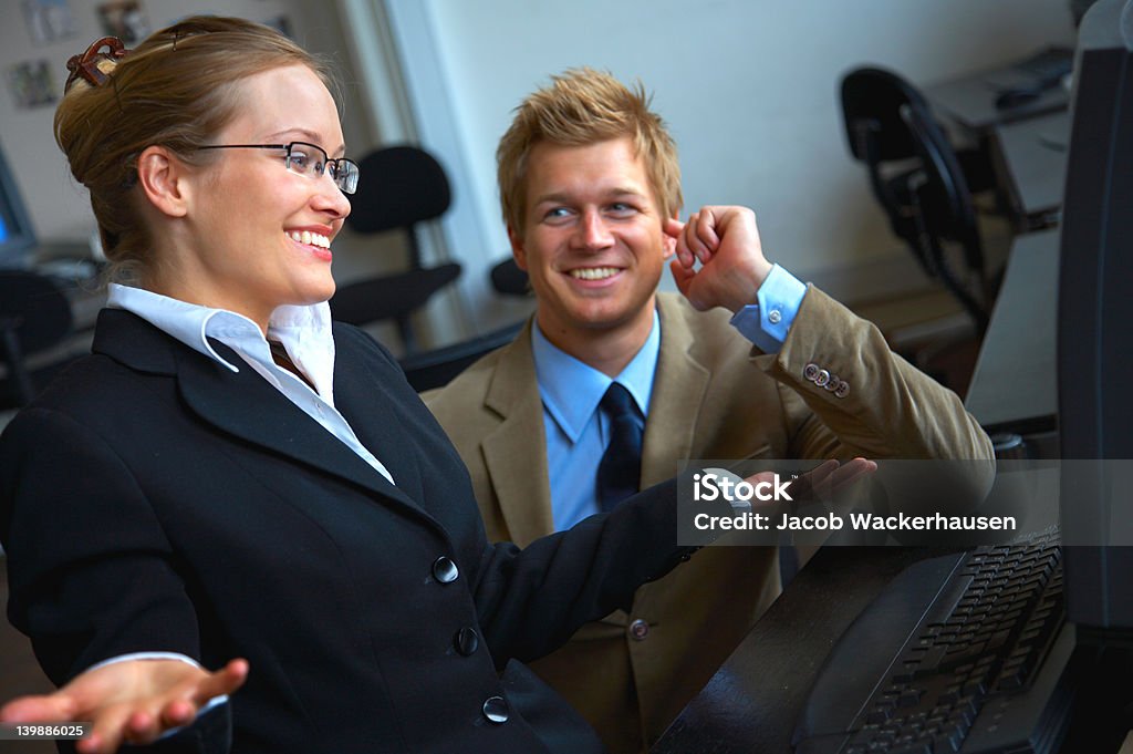 Reuniões com parceiros de negócios jovem feliz trabalhando juntos - Foto de stock de 20-24 Anos royalty-free