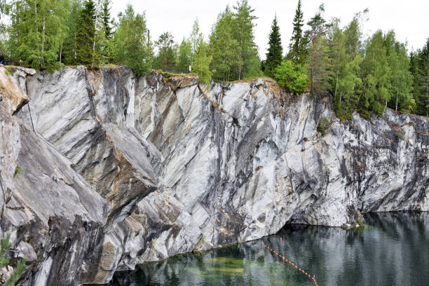 famoso cânion de mármore em ruskeala, rússia - marble - fotografias e filmes do acervo