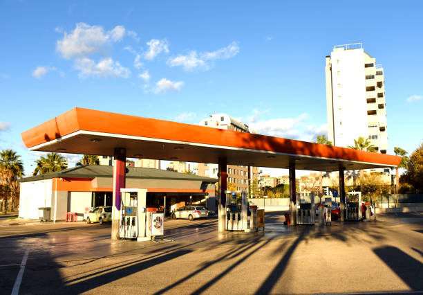 posto de gasolina. posto de gasolina para carros e caminhões. - built structure truck trucking fuel storage tank - fotografias e filmes do acervo