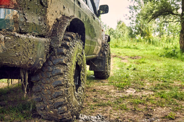 dirty suv está de pie en el césped después de una carrera todoterreno, cubierto de granizado - off road vehicle snow 4x4 driving fotografías e imágenes de stock