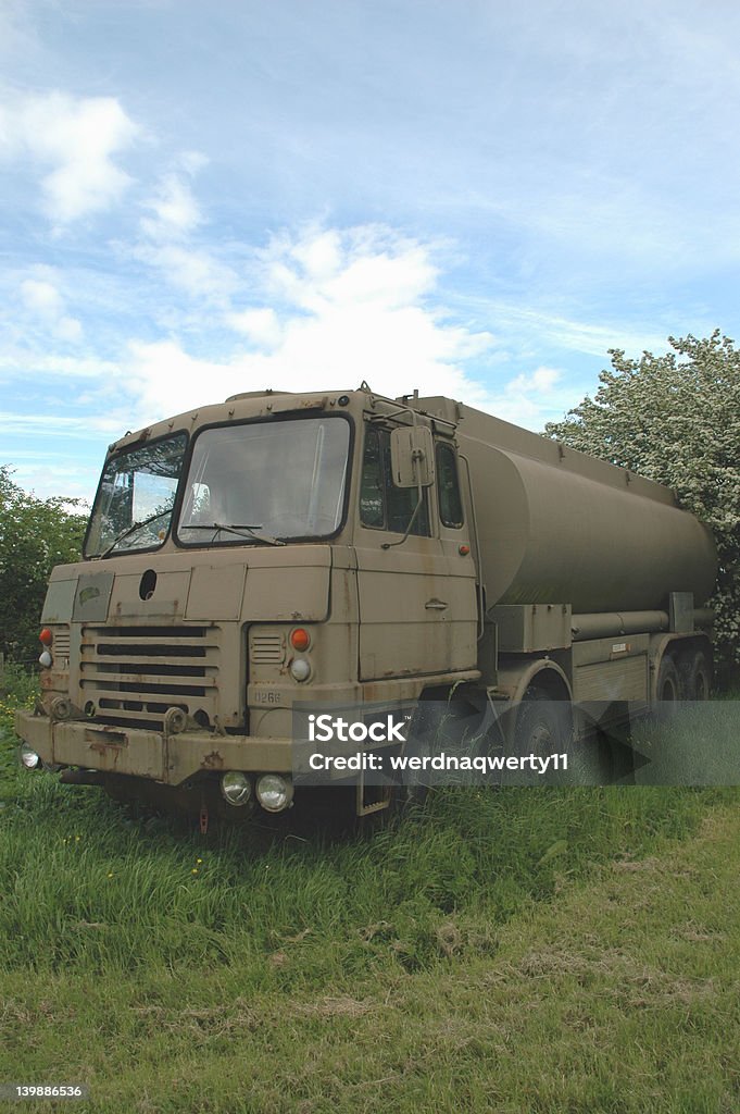 Старый army топлива Танкер грузовой автомобиль (gas - Стоковые фото Армия роялти-фри