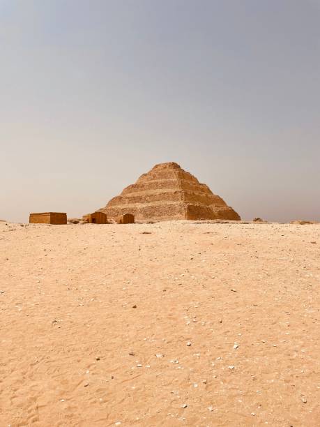 pyramides de gizeh - saqqara egypt pyramid shape pyramid photos et images de collection