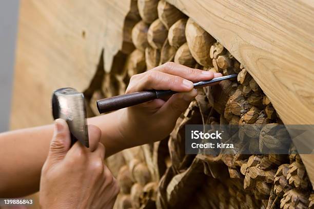 Mãos Gravação De Madeira - Fotografias de stock e mais imagens de Carpinteiro - Carpinteiro, Arranhado, Arte