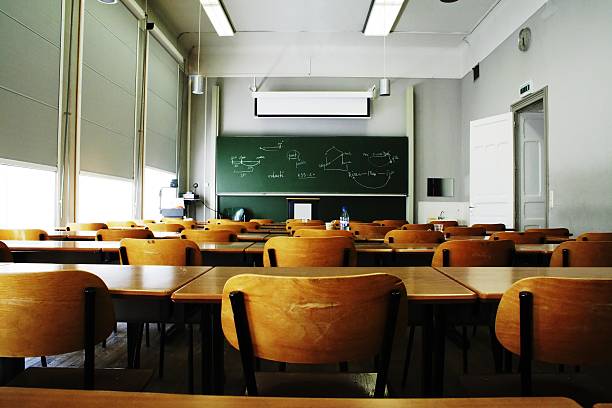 vazia sala de aulas - quadro de altura imagens e fotografias de stock