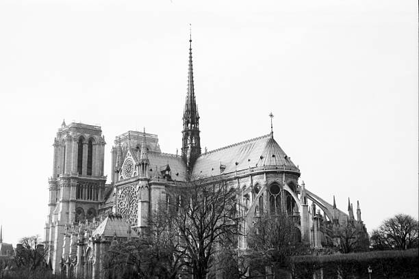 istock Cathedrale Notre Dame de Paris 139887197