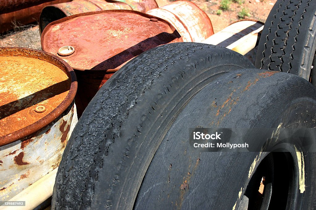 Autofriedhof Papierkorb - Lizenzfrei Reifen Stock-Foto