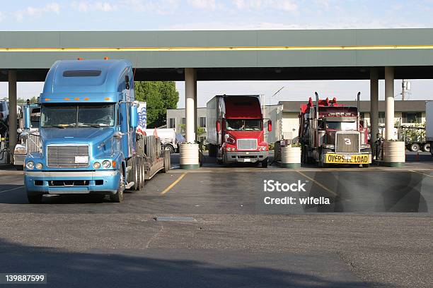 Photo libre de droit de Relais Routier Ressourcer banque d'images et plus d'images libres de droit de Chauffeur routier - Chauffeur routier, Semi-remorque, Matière combustible