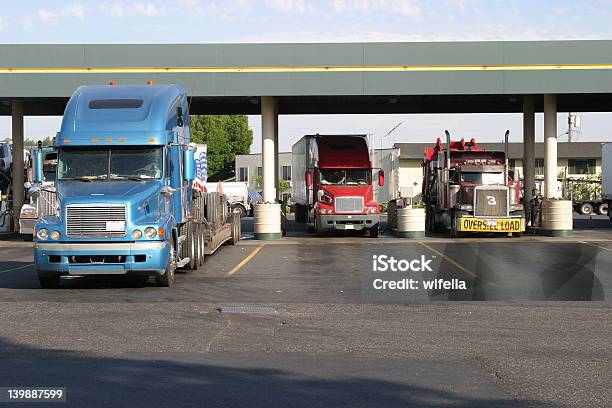 Stazione Di Rifornimento - Fotografie stock e altre immagini di Camionista - Camionista, Camion articolato, Combustibile fossile