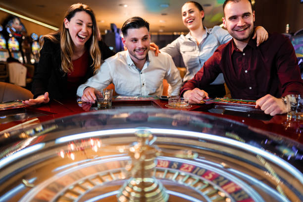 カジノでルーレットを演奏する友人の興奮したグループ - roulette roulette wheel casino gambling ストックフォトと画像