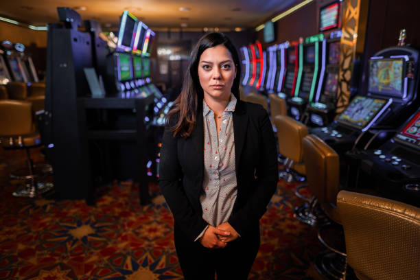 porträt einer casinospielerin in der nähe von spielautomaten - playing chance gambling house stock-fotos und bilder