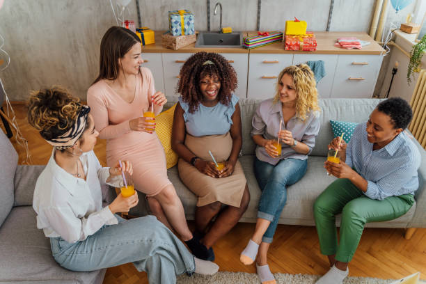 mujeres diversas juntas en la ducha de bebé - baby shower women home interior indoors fotografías e imágenes de stock