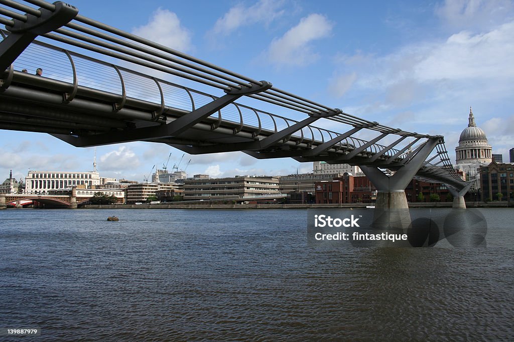 セントポール大聖堂 Millenium bridge - セントポール大聖堂のロイヤリティフリーストックフォト