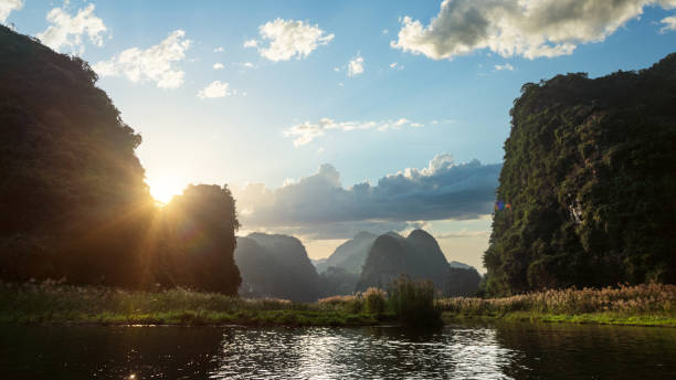 impresionante paisaje tropical al atardecer - formación karst fotografías e imágenes de stock