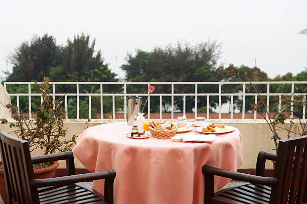 prima colazione in un hotel resort con balcone - balcony house golf home interior foto e immagini stock
