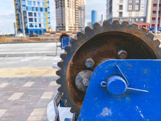 metallo, mulinello arrugginito e vecchio con un cavo elettrico avvolto. cantiere. su un cerchio di metallo ruggine arancione dall'acqua - engineer environment orange manual worker foto e immagini stock