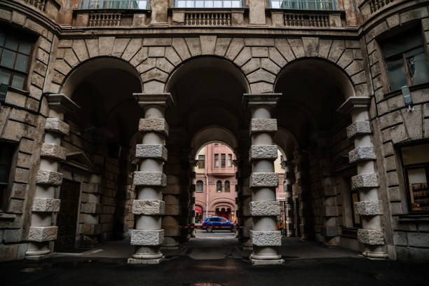 saint-pétersbourg, russie, 18 octobre 2021: maison rentable du début du 20ème siècle dans un style art nouveau avec beaucoup de détails et de décorations, ancien immeuble néo-baroque et style éclectique - neo baroque photos et images de collection