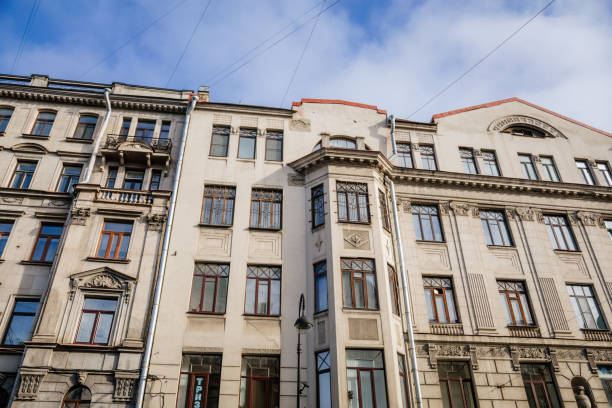 saint-pétersbourg, russie, 18 octobre 2021: maison rentable du début du 20ème siècle dans le style art nouveau avec beaucoup de détails et de décorations, ancien immeuble néo-baroque et style éclectique - neo baroque photos et images de collection