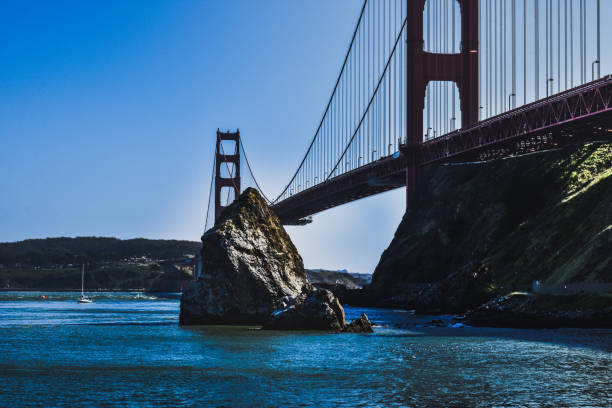 ゴールデンゲートブリッジはバッテリーイェーツで岩 - golden gate bridge bridge large san francisco county ストックフォトと画像