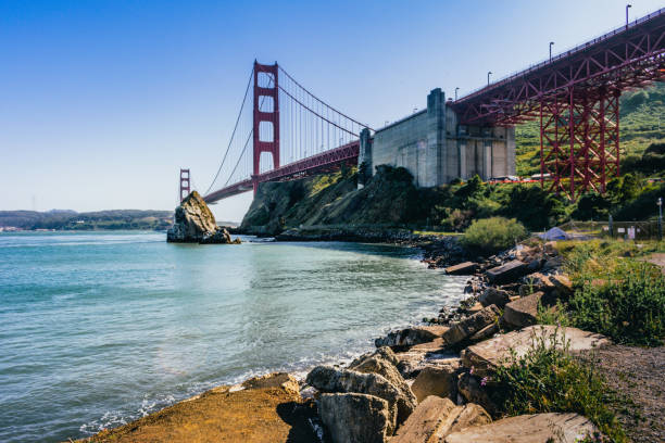 golden gate bridge sulla baia di san francisco a battery yates. - golden gate bridge bridge san francisco county summer foto e immagini stock